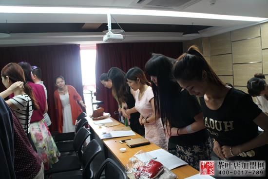 茶叶店茶艺师进修，茶艺学院，茶艺师礼节进修中