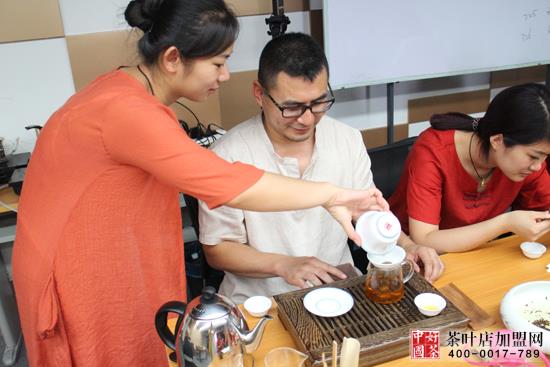 茶艺培训,茶叶加盟店,茶叶店加盟商学生逐一接管教员的茶艺指导