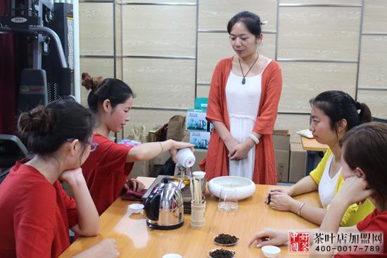 茶艺培训,茶叶加盟店,茶叶店加盟商学生逐一停止操练茶艺