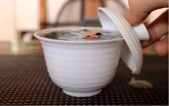 老手盖碗沏茶不烫手体例-盖碗沏茶倒茶手段