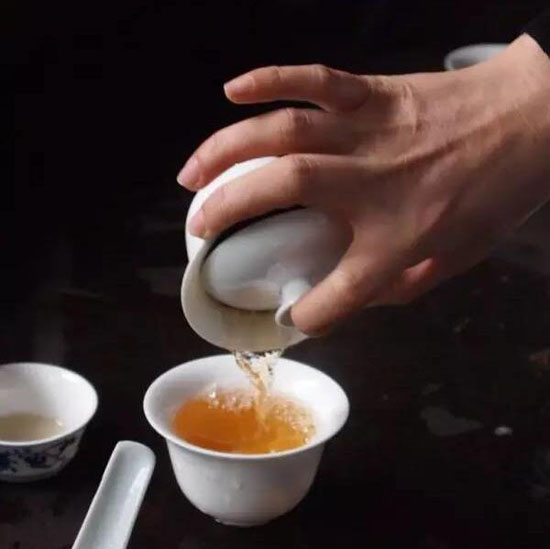 老手盖碗沏茶不烫手体例-盖碗沏茶倒茶手段