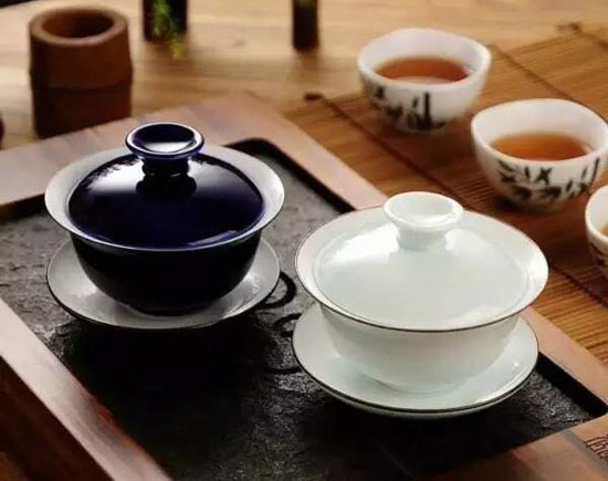 老手盖碗沏茶不烫手体例-盖碗沏茶倒茶手段