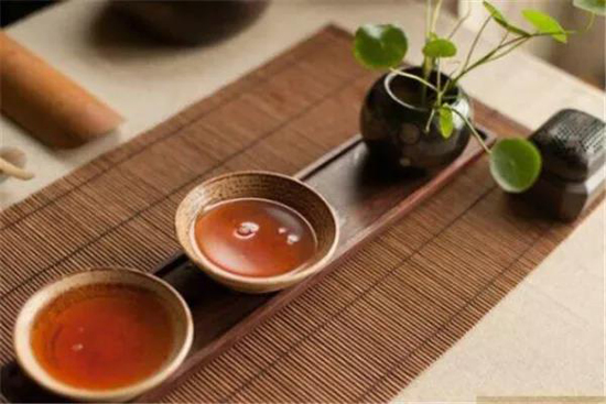 夏季白叟喝的茶